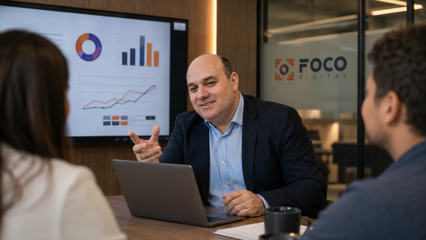 Responsável pela Foco Digital conversando com clientes em uma reunião
